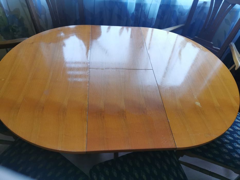 Stół rozkładany z krzesłami, bardzo wygodne krzesła