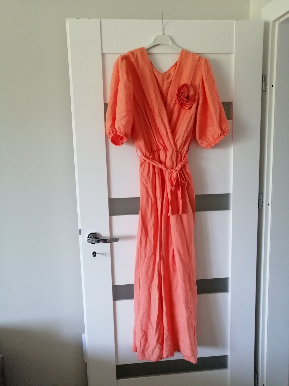Długa maxi elegancka sukienka z kwiatem róża morelowa z paskiem L xl