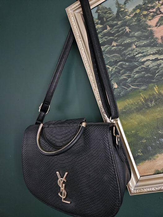 Czarna skórzana torebka ze znaczkiem ysl