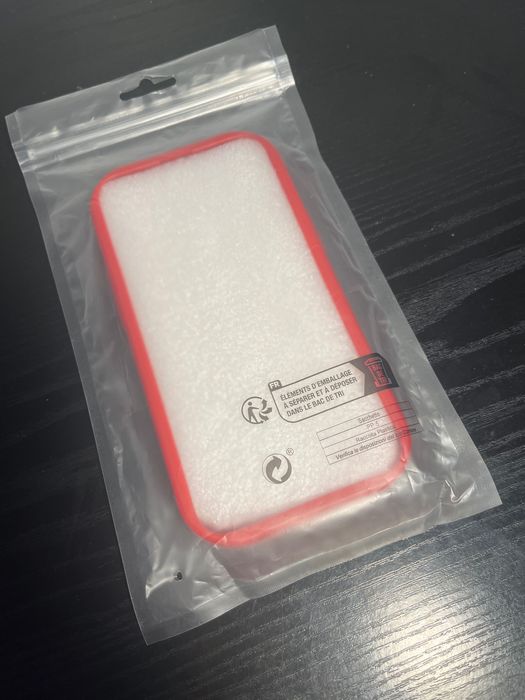 Sprzedam nowe etui na iPhone 13