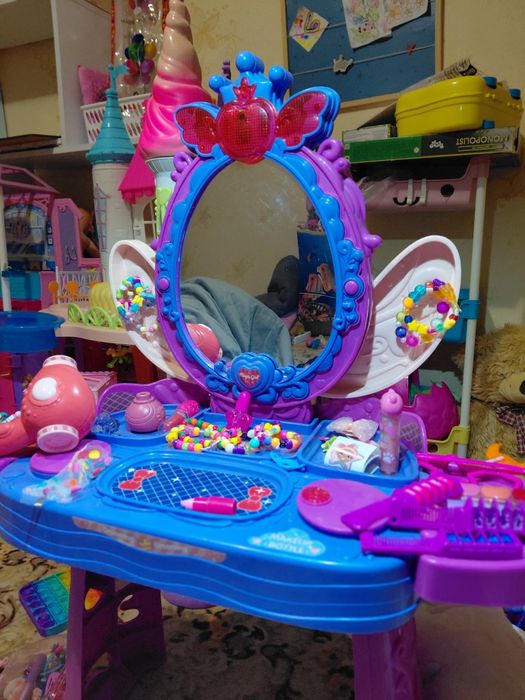 Дитяче трюмо зі стільчиком та прикрасами іграшкове, туалетний столик