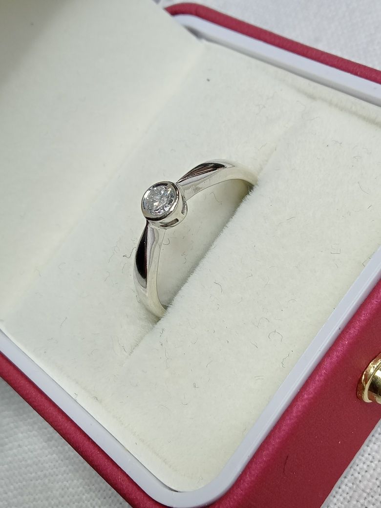 Złoty pierścionek z diamentem brylantem 0,15 ct zaręczynowy