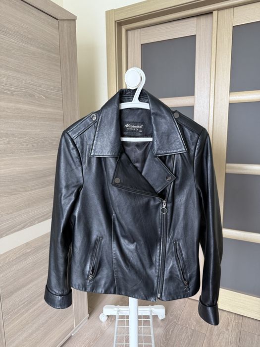 Шкіряна жіноча куртка чорного кольору