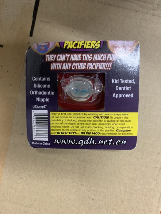 Śmieszny smoczek dla dziecka