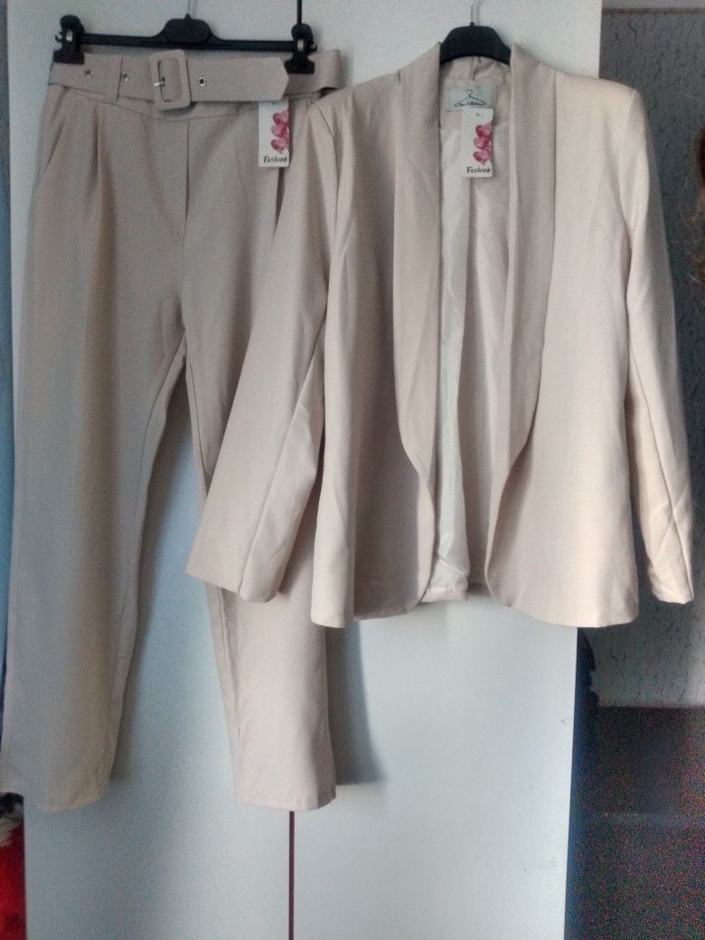 Nowy beżowy garnitur damski
