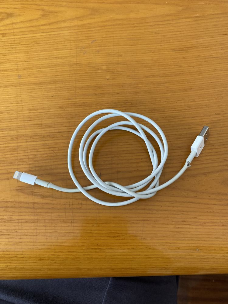 Dois cabos USB originais da Apple para peças
