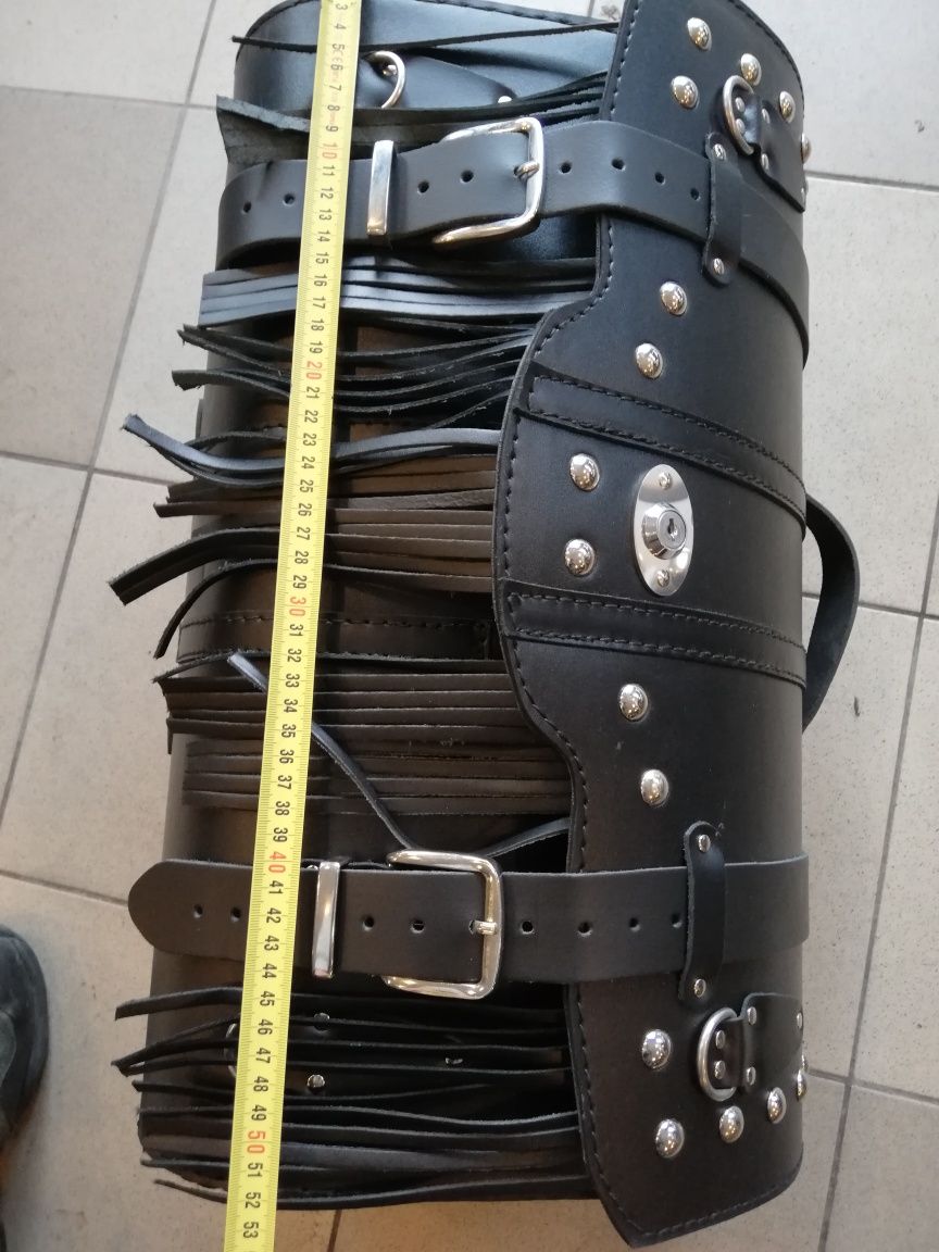 Kufer skórzany 53 cm szerokości.