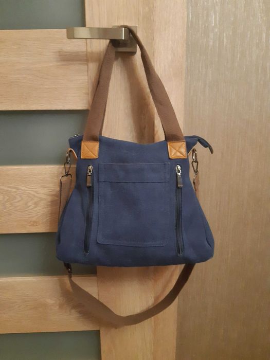 Granatowa torebka damska do ręki i na ramię.