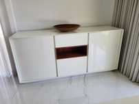 Aparador Branco Brilho com detalhe em Pau Ferro 180 cm