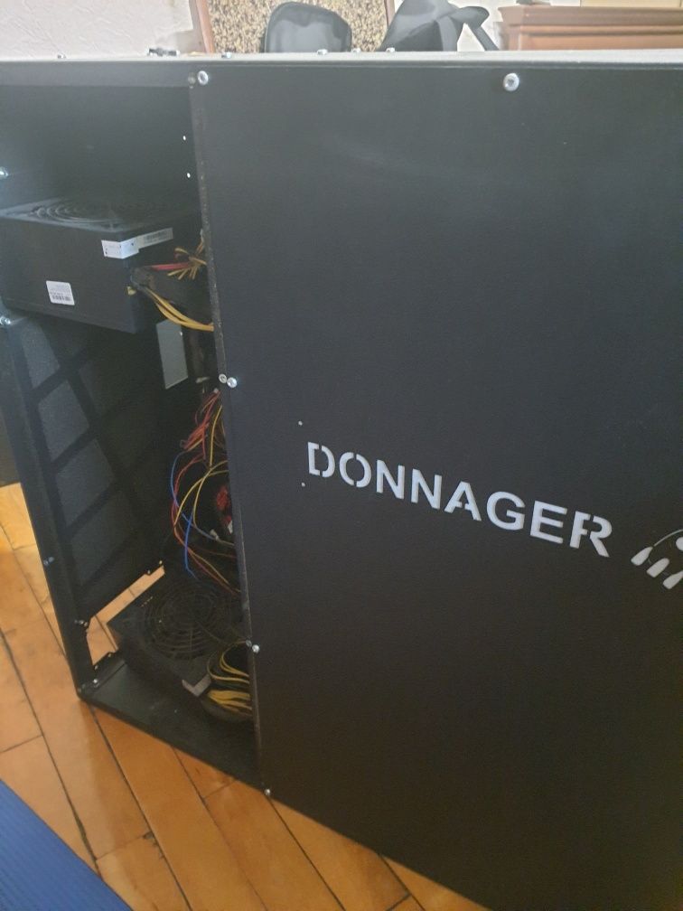 Корпус Donager на 8 видеокарт.