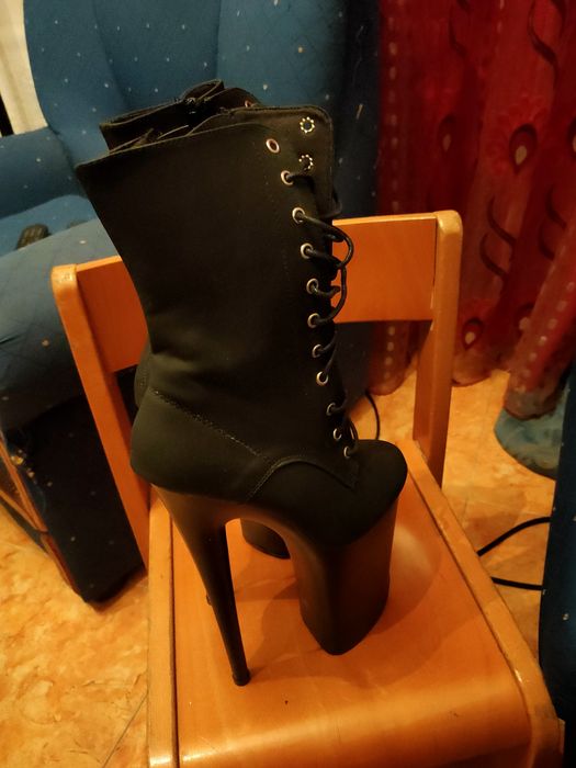Botas de couro, como novo, pretas.