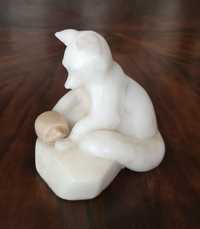 Alabastrowa figurka liska z jeżem.