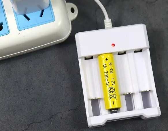Зарядное USB для 4 аккумуляторных батарей АА или ААА