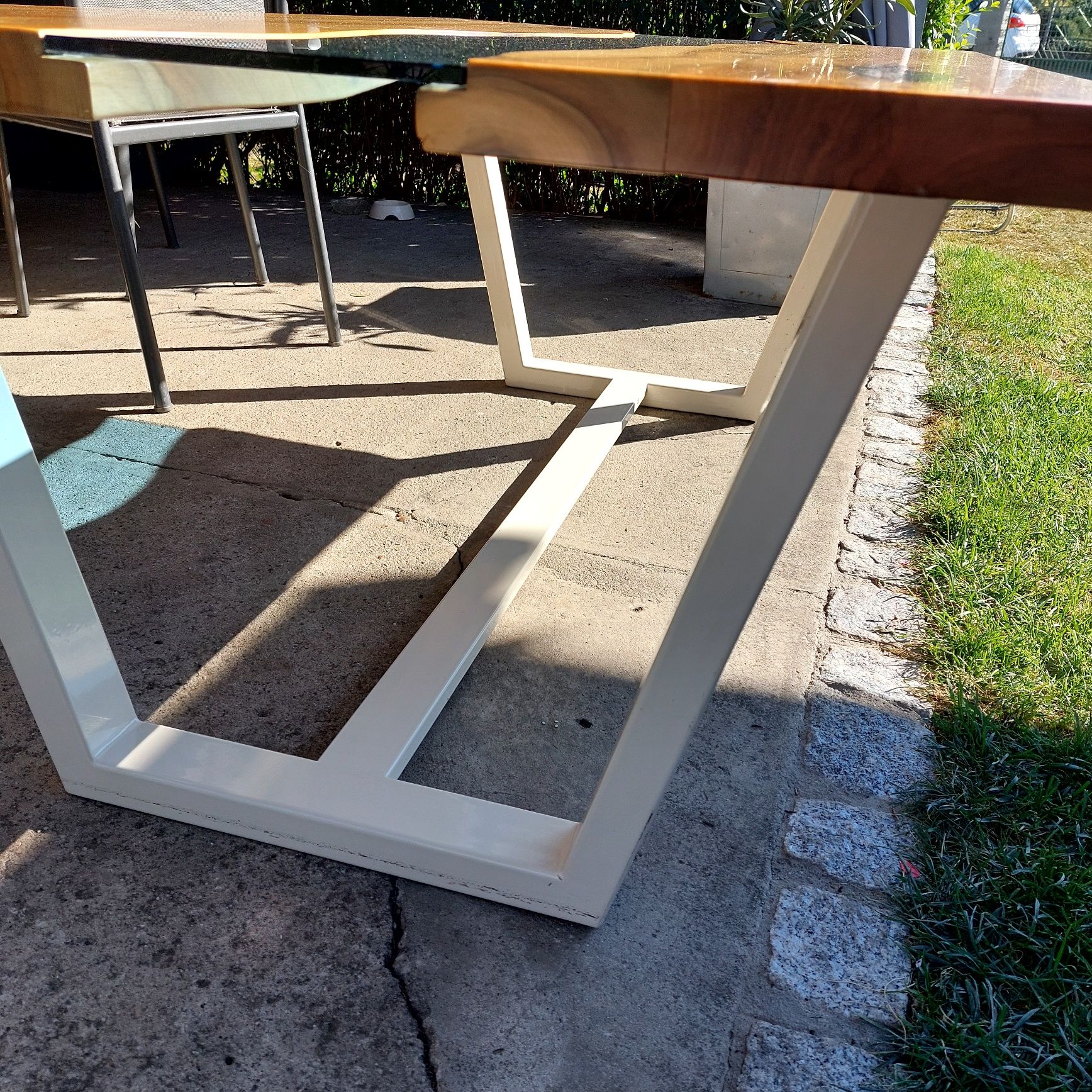 stół drewniany z szybą
