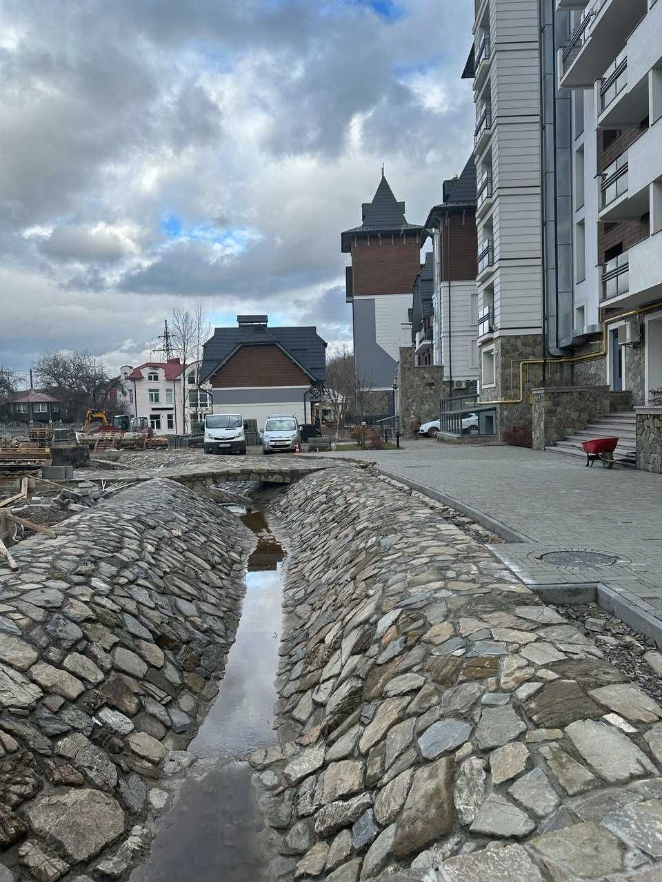 Яремче, Коайобраз, комплекс з басейном, єдине комерційне приміщення