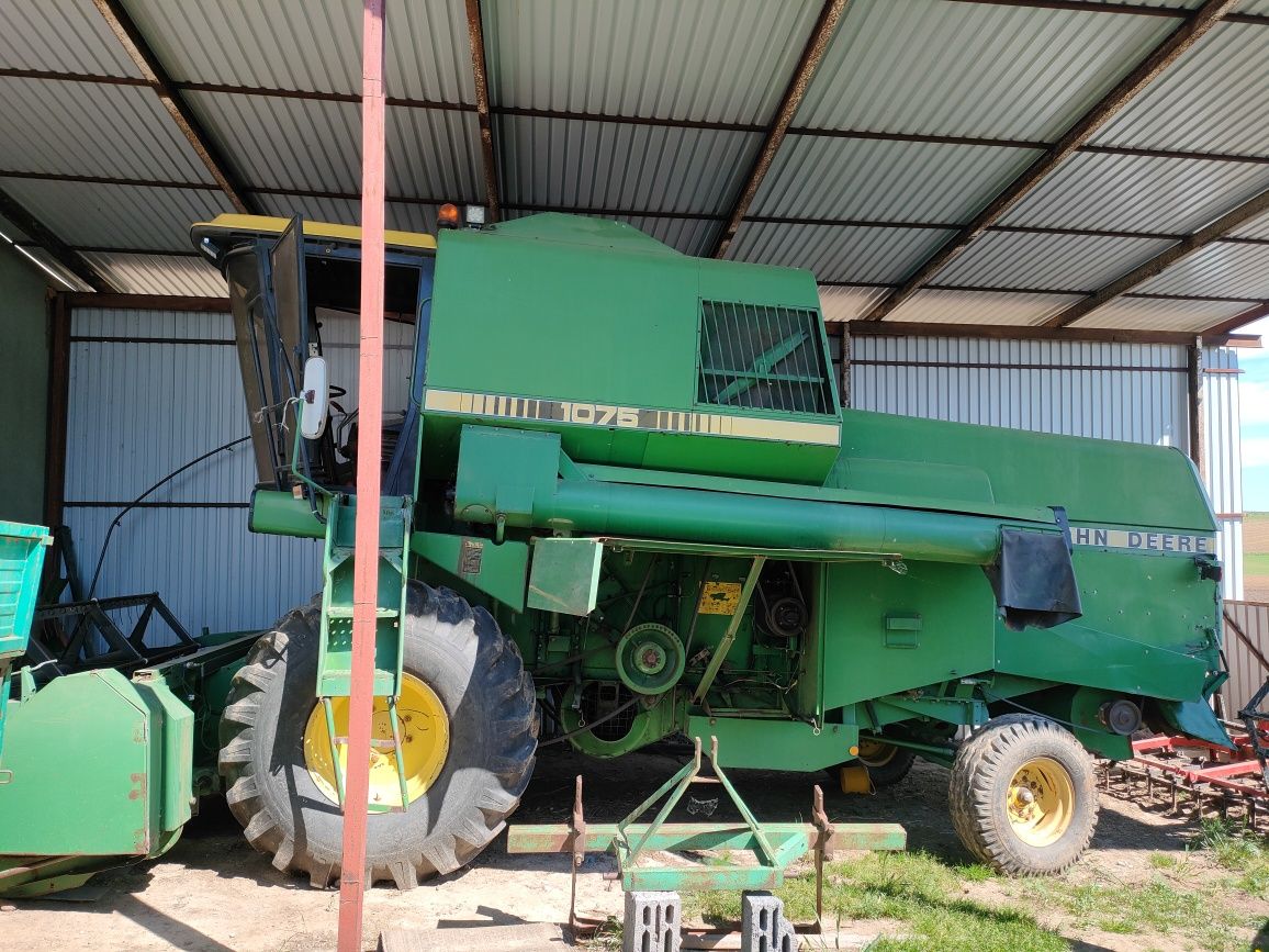 Kombajn zbożowy John Deere 1075