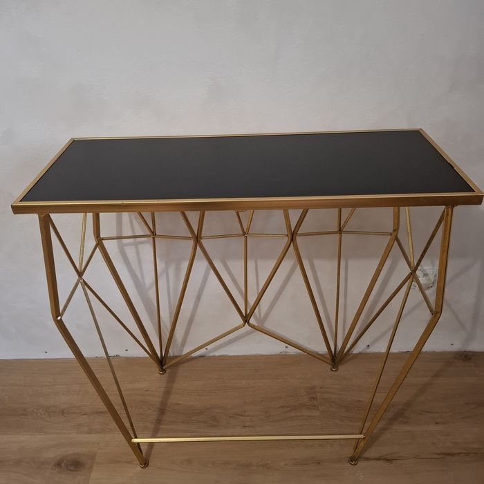 Złota konsola metalowa