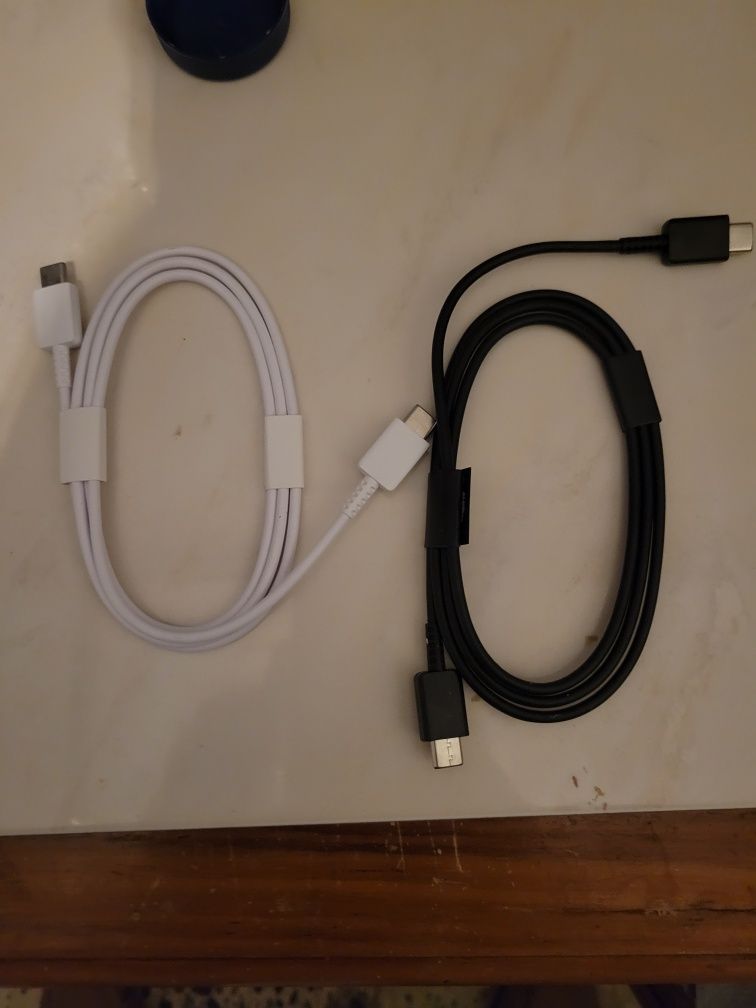 Dois cabos de telemóvel de passagem de dados novos preço/unidade