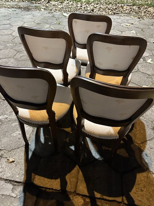 Zestaw pięciu krzeseł ludwika XV tapicerowane siedziska rzeźbione nogi