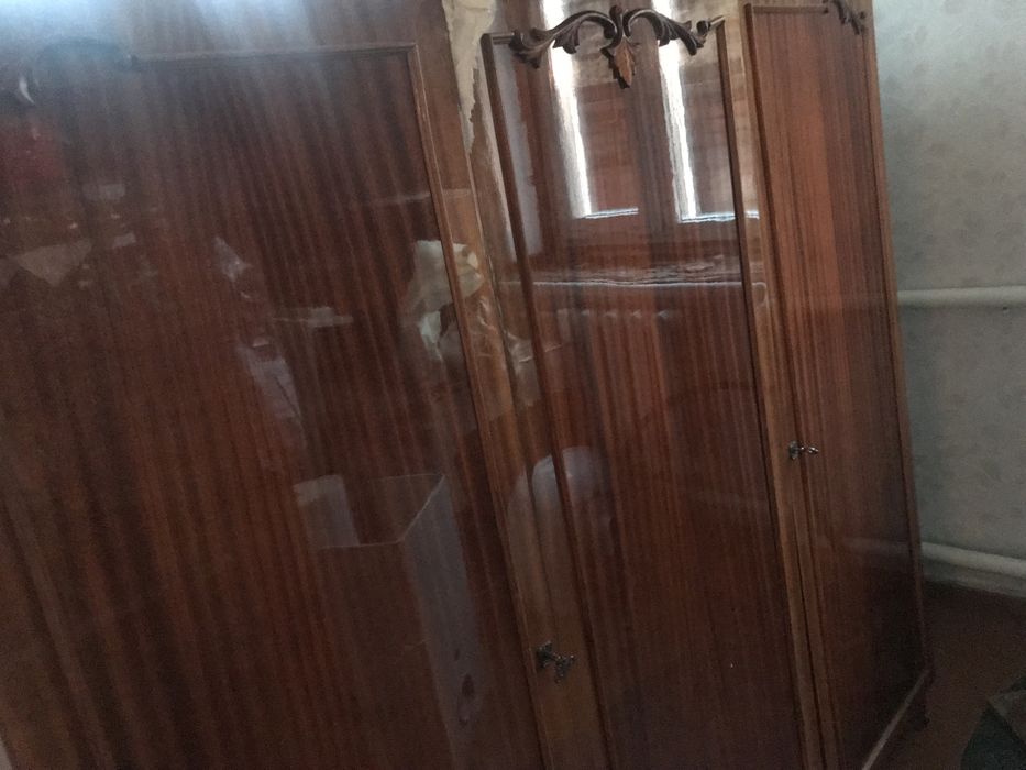 Шафа трьохдверна та дзеркало з одного гарнітуру