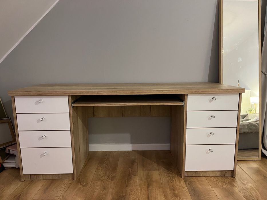 Drewniane biurko z połyskiem