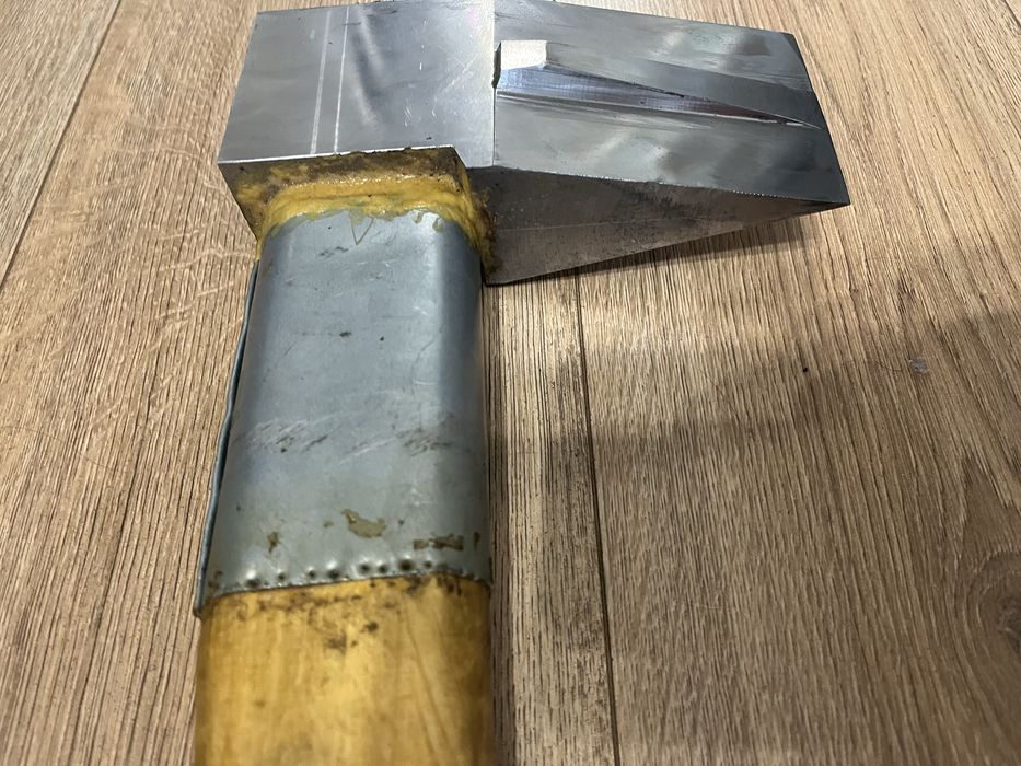 Колун для рубки дров.