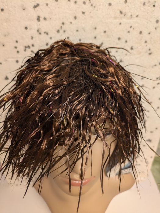 Peruka lekko mokry, teksturowany efekt (tzw. “wet look”)