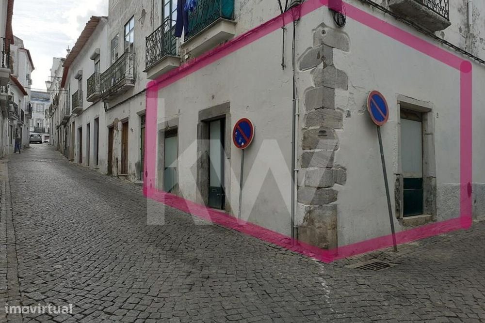 Loja com 60m2  e um pé direito alto, no centro da cidade de Beja , jun