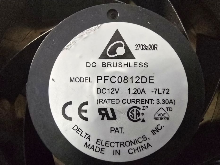 Мощный серверный вентилятор Delta PFC0812DE (12V, до ЗА).