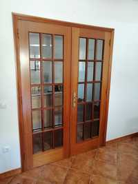Conjunto de 8 portas de madeira