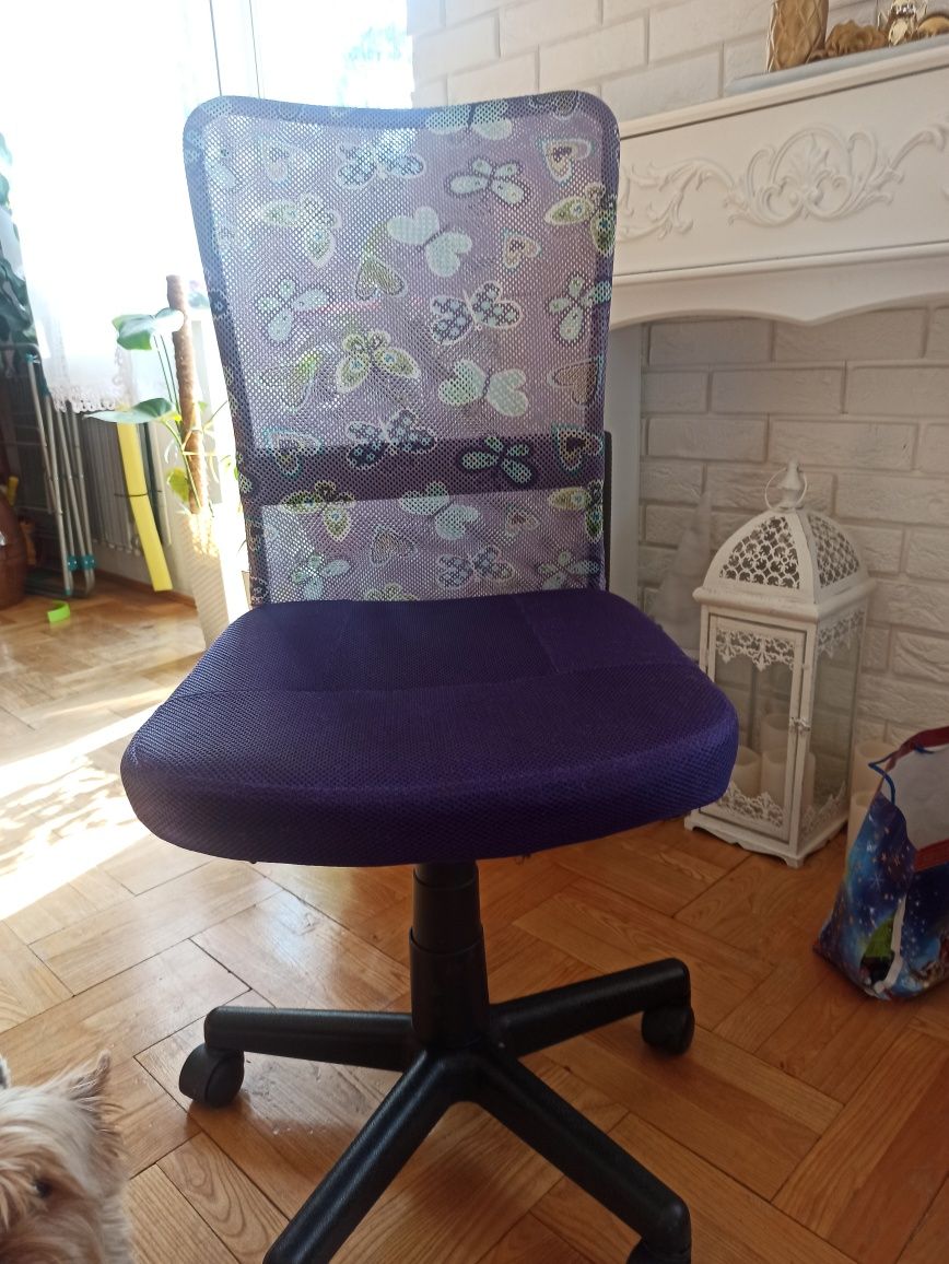Krzesło obrotowe dla dziewczyny