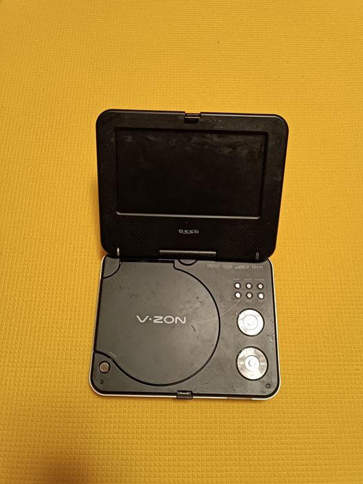 Портативный DVD плеер.