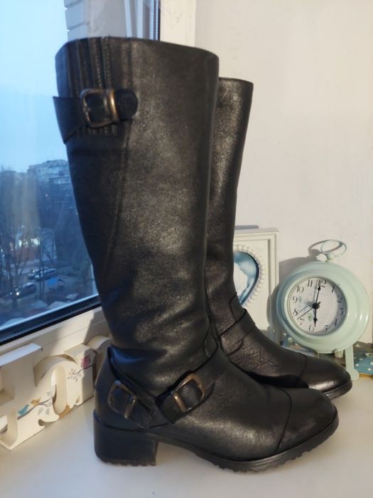 Шкіряні чоботи на густій цегейці