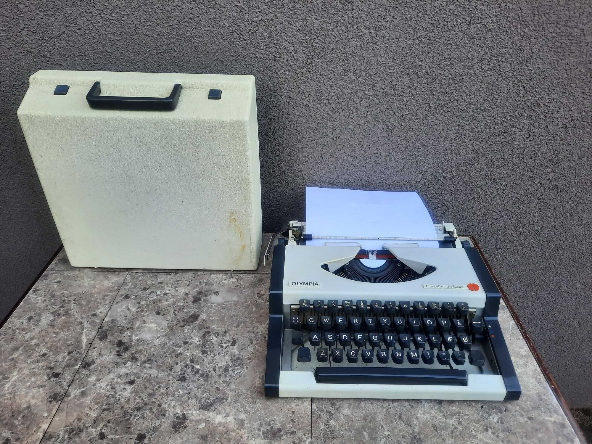 Stara maszyna do pisania Olympia Traveller de Luxe
