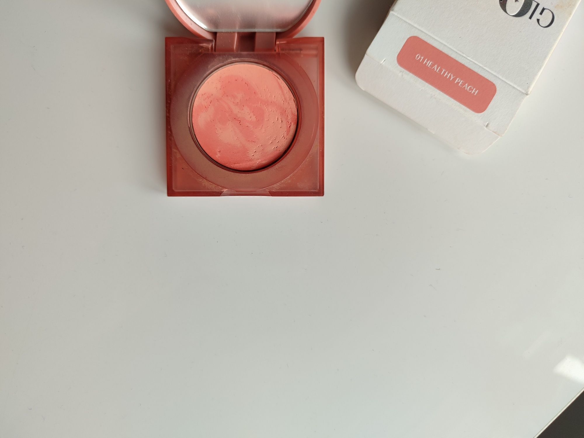 Huda Glowish Checky Vegan róż 01 Healthy Peach