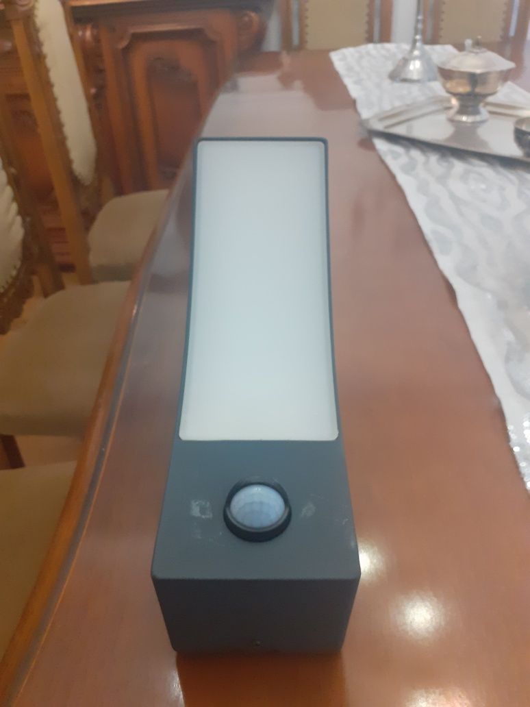 Lampa ścienna, zewnętrzna z czujnikiem ruchuna