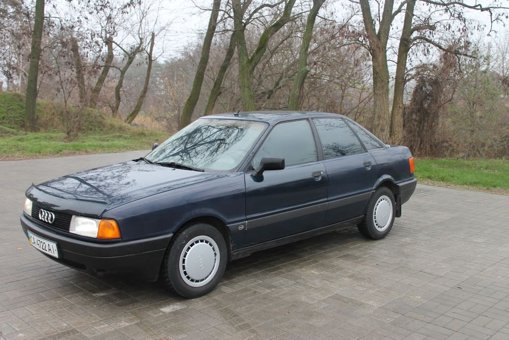 Audi 80        .