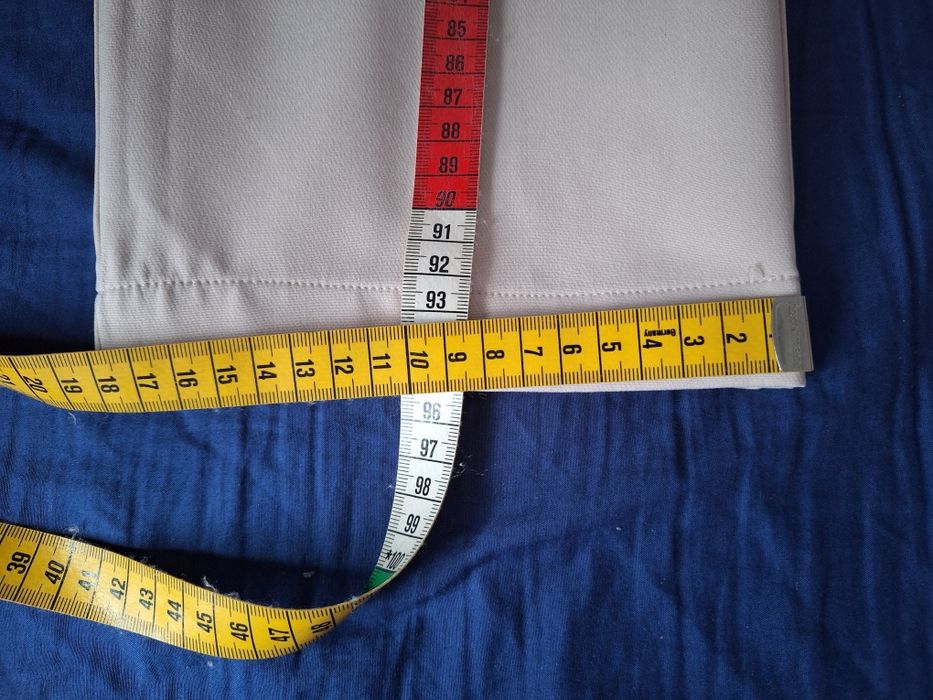 Beżowe spodnie damskie.