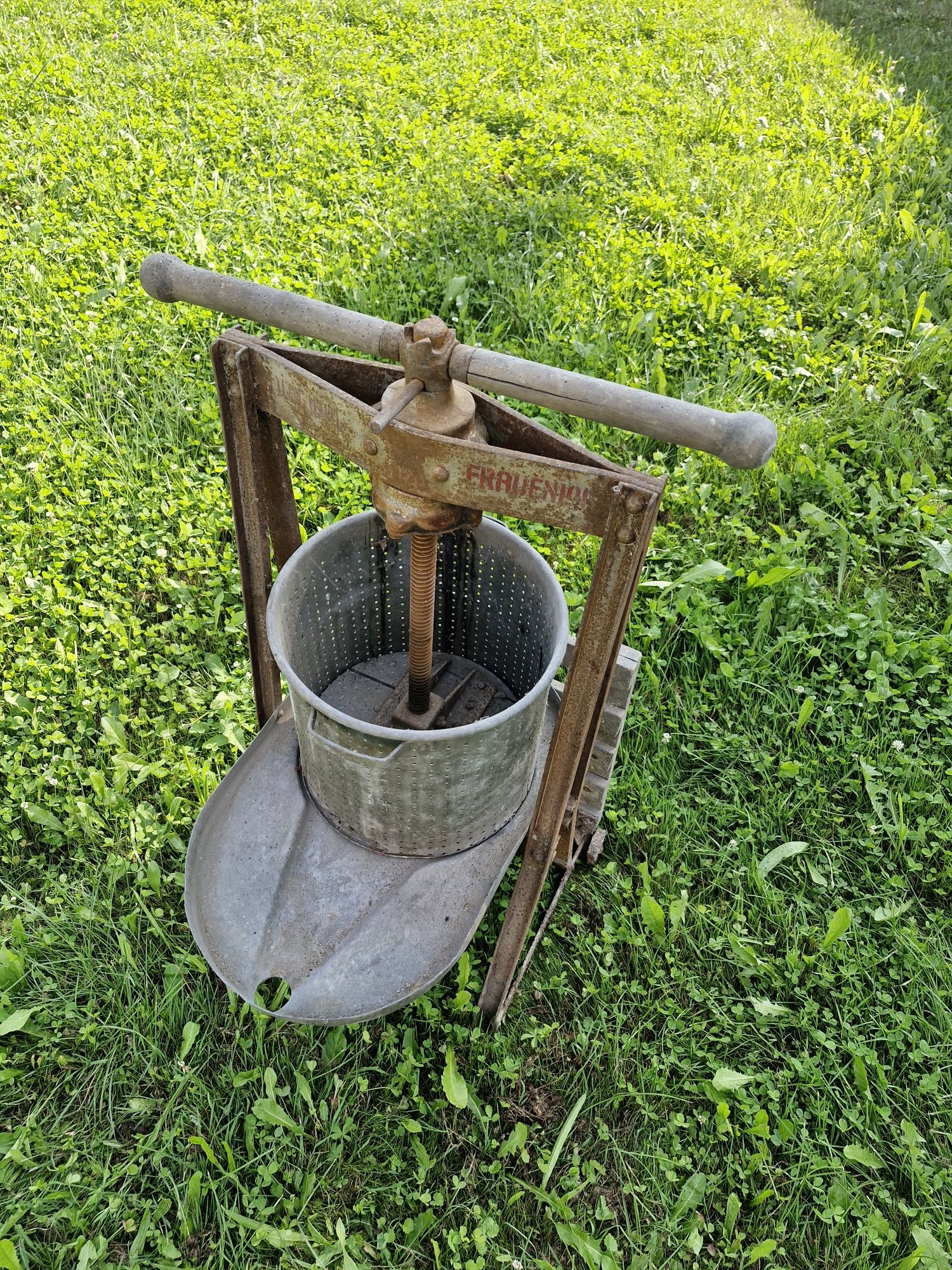 Wyciskarka do owoców. Prasa do owocow