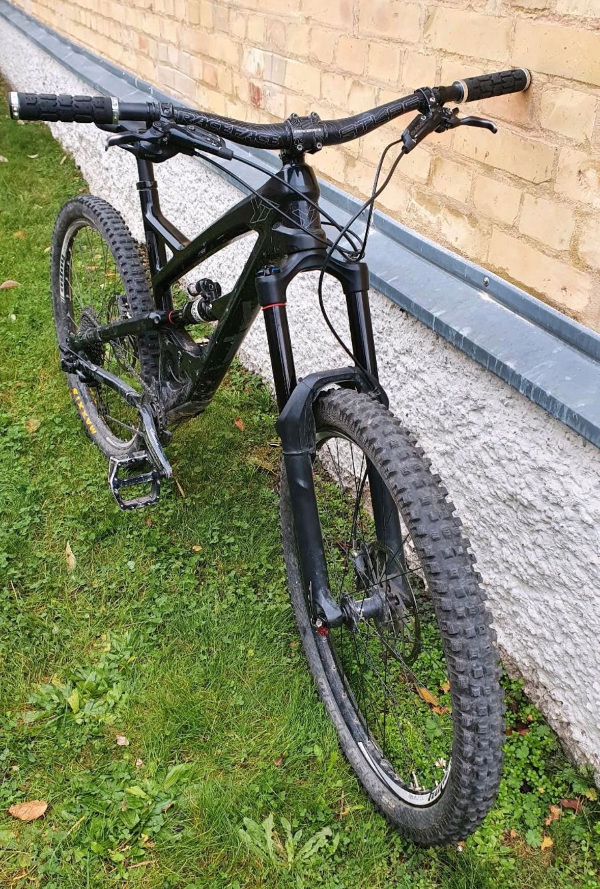 YT Capra CF 2017 M 27,5 Carbon RS Lyrik Monarch RaceFace Guide