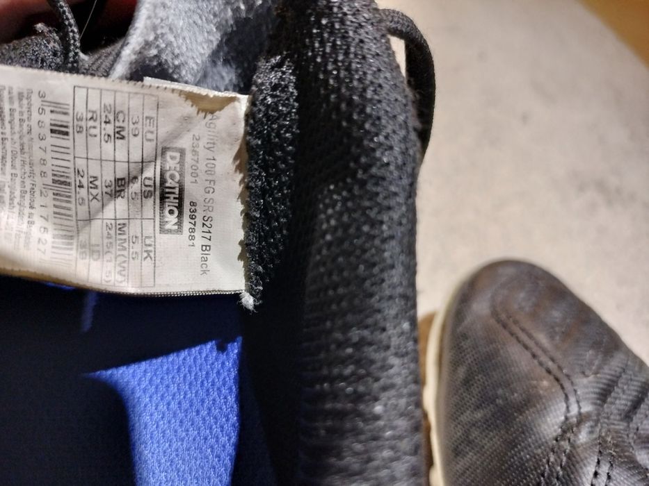 Chuteiras azuis e pretas