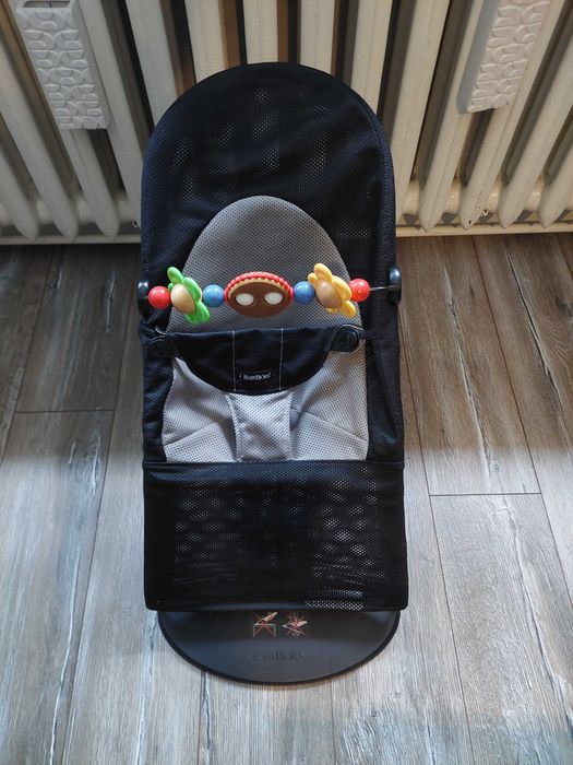 BABYBJORN Lezaczek bliss mesh (czarny) + + zabawka Googly Eyes
