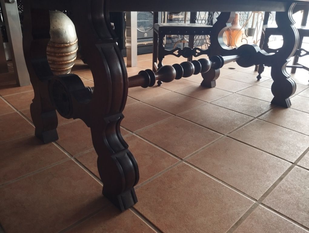 Conjunto mesa e 8 cadeiras
