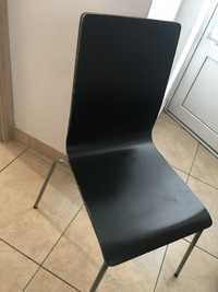 Czarne krzesła drewniane