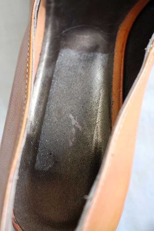 Sandálias peep toe em pele cor caramelo com meias solas novas t. 37