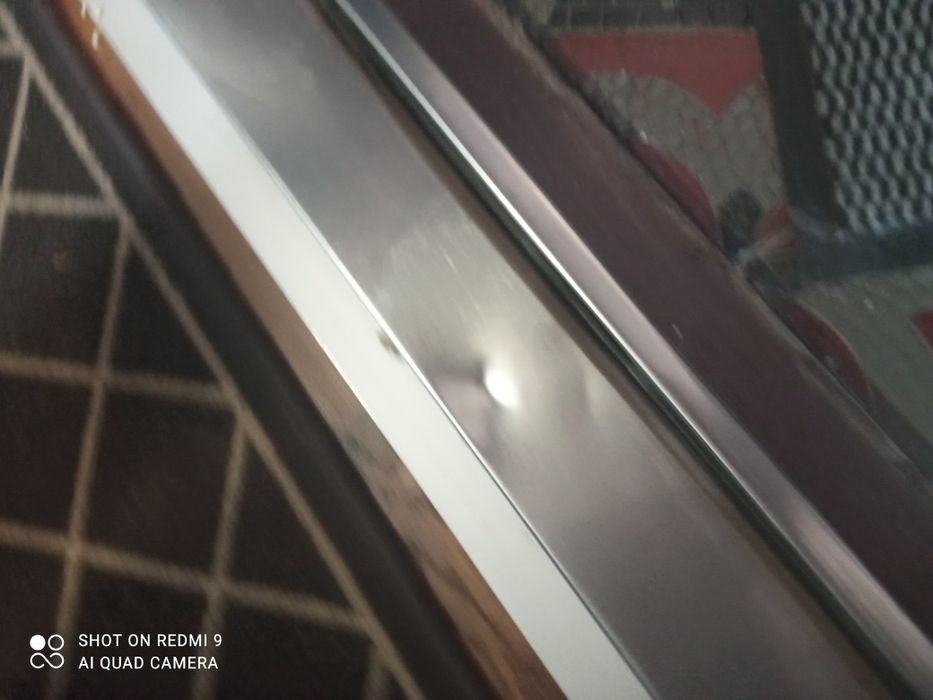 Drzwi wejściowe brązowe retro zdobienia metalowe