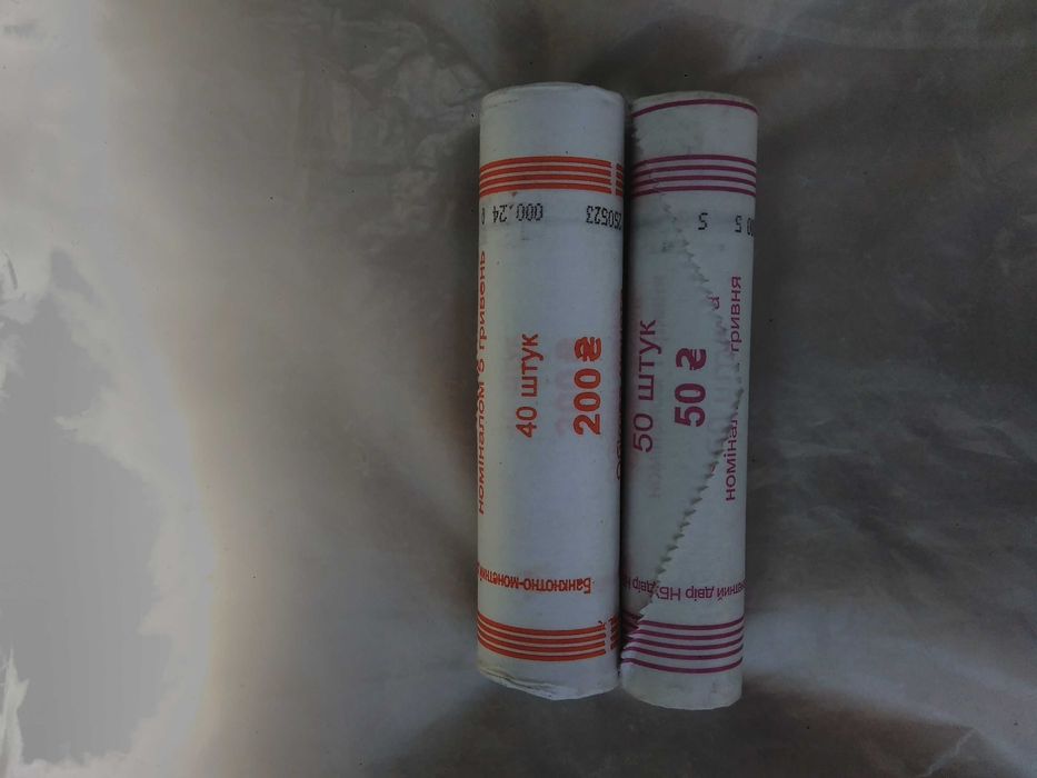 Ролы монет 1 гривна 2024 года и 5 гривен 2023 года.