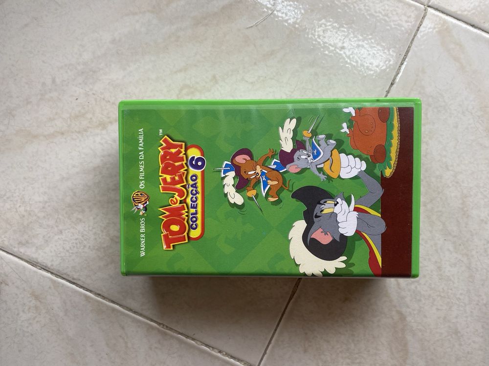 Caixa com cassetes de desenhos animados
