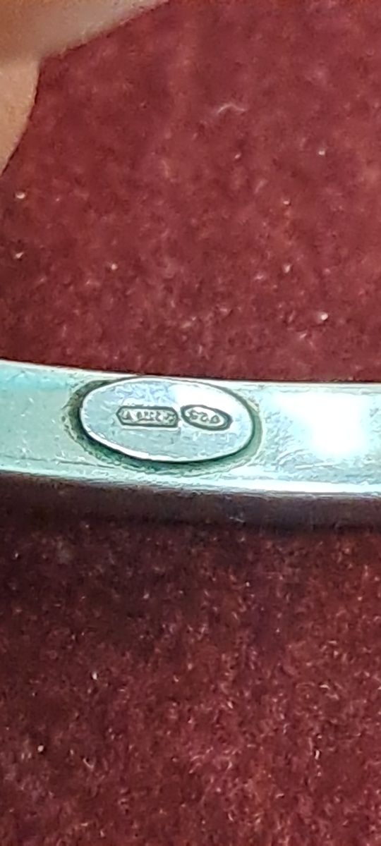 Pulseiras escravas em prata.