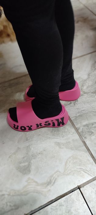 Жіноче взуття, тапці на підошві